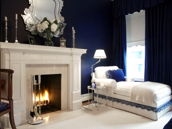 luxus schlafzimmer eleganter kamin und ornamentenspiegel