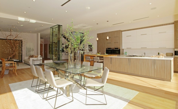 luxushaus esstisch aus glas und weiße lederstühle