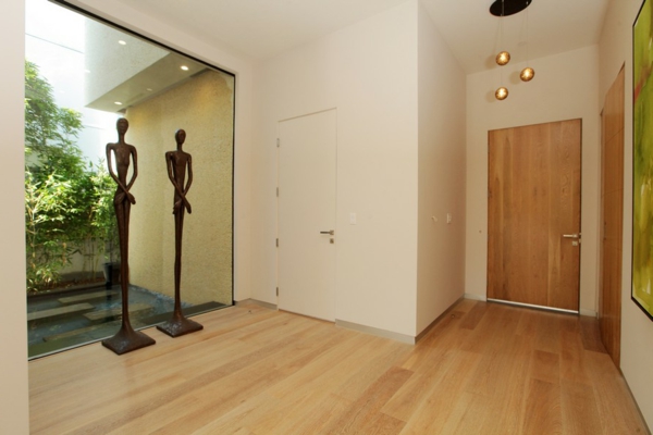 luxushaus zwei skulpturen im flur