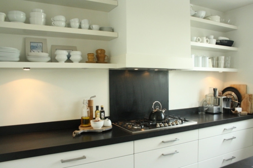 offene küchenregale arbeitsplatte aus schwarzem granit