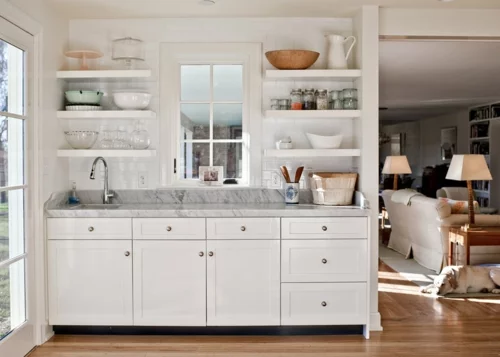 offene küchenregale symmetrisch marmor arbeitsplatte