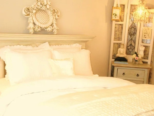 romantische Schlafzimmer bettwäsche cremig gelb weiß vintage