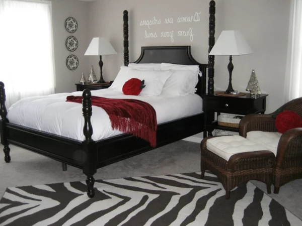 romantische Schlafzimmer bettwäsche weiß rot bettdecke nachttischlampe
