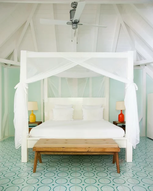 schlafzimmer baldachin aus durchsichtigen weißen gardinen