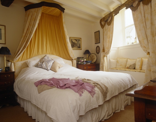 schlafzimmer gestalten königlich mit baldachin