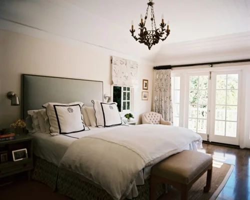 schlafzimmer gestalten stilvoll mit kronleuchter im barockstil