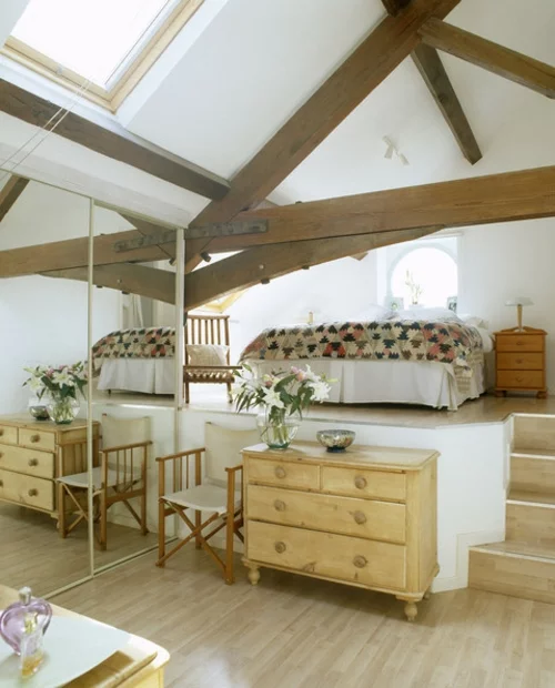 schlafzimmer rustikal mit offenen deckenbalken