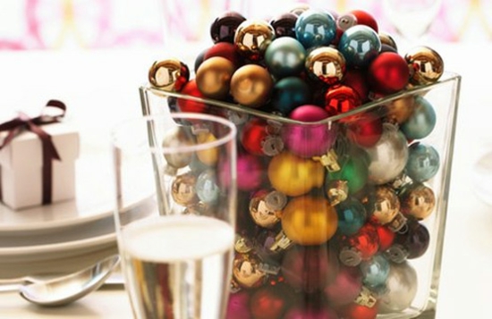 weihnachtliche großer glasbehälter voller kleinen bunten weihnachtskugeln