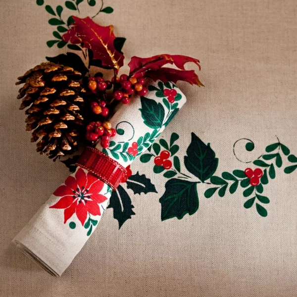 weihnachtsartikel tischdecke und stoffserviette mit zapfen