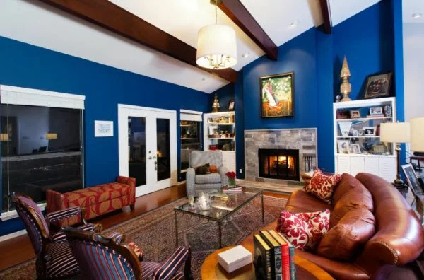 wohnzimmer farben texturen dunkelblau wand
