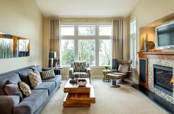 wohnzimmer farben texturen sofa grau gardinen einbaukamin