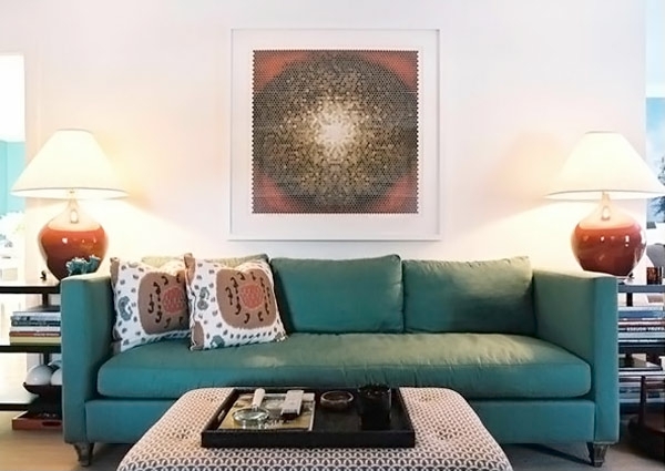 wohnzimmer gestaltung blaugrünes sofa moderne kunst