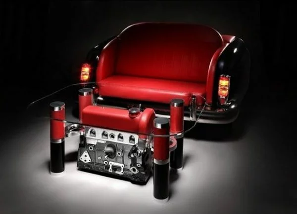 Auserlesene Couchtische und Sofas aus Autoteilen erstellt