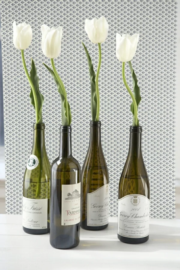 Bastelideen-für-DIY-Projekte-aus-Weinflaschen-blumen-vase-tulpen