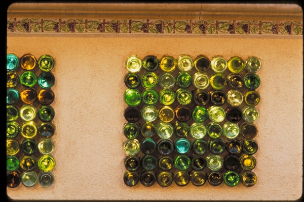 Bastelideen für DIY Projekte aus Weinflaschen wandinstallation