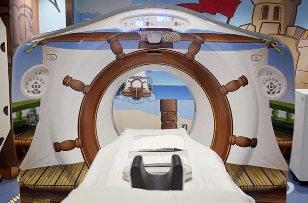 CT Scanner in einer Kinderklinik nautisch design abgebildet gemustert