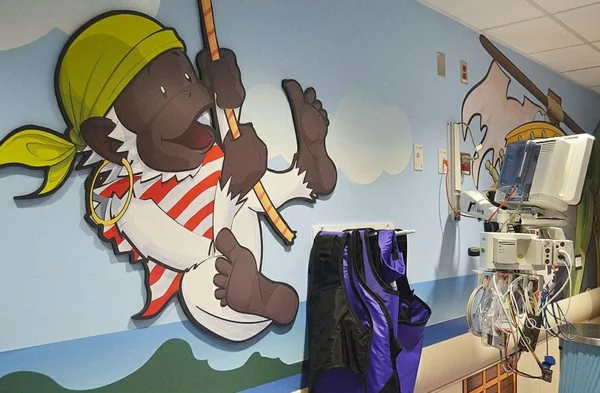 CT Scanner in einer Kinderklinik nautisch design affe pirat