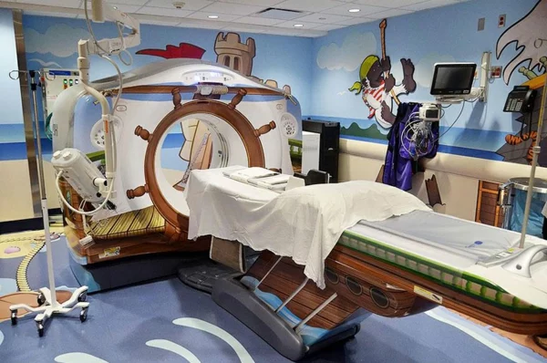 CT Scanner in einer Kinderklinik nautisch design liege
