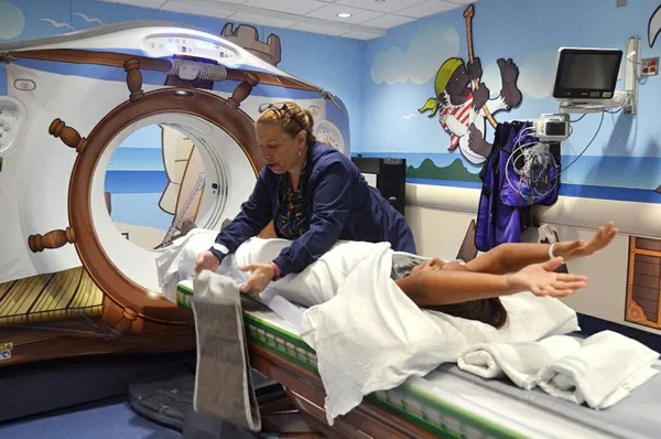 CT Scanner in einer Kinderklinik nautisch design new york