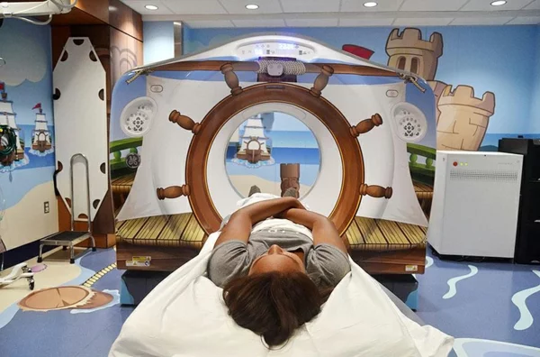 CT Scanner in einer Kinderklinik nautisch design piraten stil