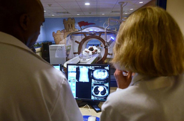 CT Scanner in einer Kinderklinik nautisch design technologie