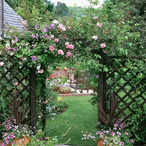 Coole Gartengestaltung mit Rosenbogen gitter zaun gras