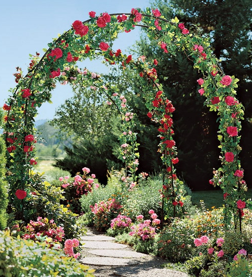 Coole Gartengestaltung mit Rosenbogen holz rot farbe rote blüten
