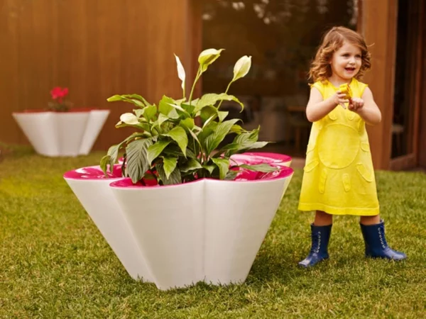 Kindermöbel für Ihren Garten tisch mädchenhaft
