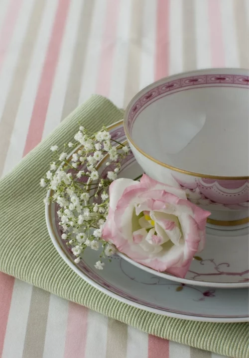 DIY Bastelideen für festliche Tischdeko rosa blumen keramisch