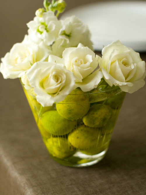 DIY Bastelideen für festliche Tischdeko weiß rosen glas schale