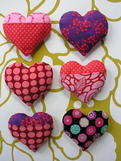  Geschenkideen zum Valentinstag kissen bunt herzen DIY