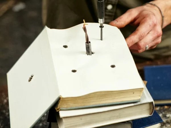 Tischlampe mit Tischfuß aus Büchern bohren befestigen DIY 
