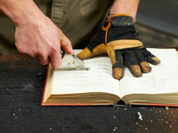 Tischlampe mit Tischfuß aus Büchern schneiden DIY 