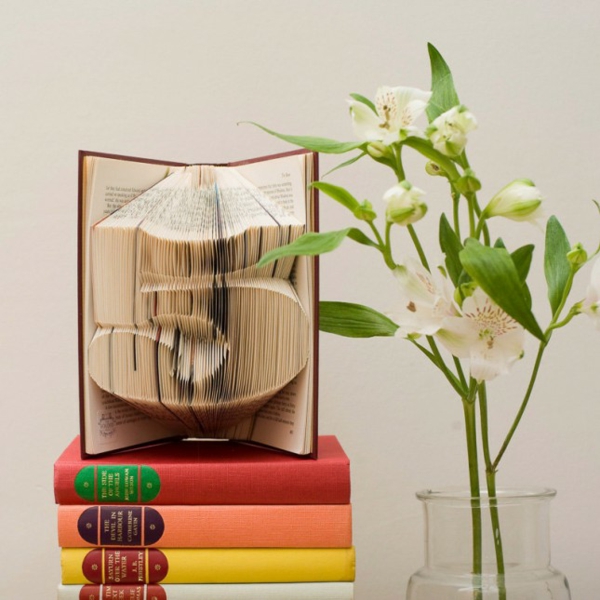 Dekoration mit Büchern papier pflanzen