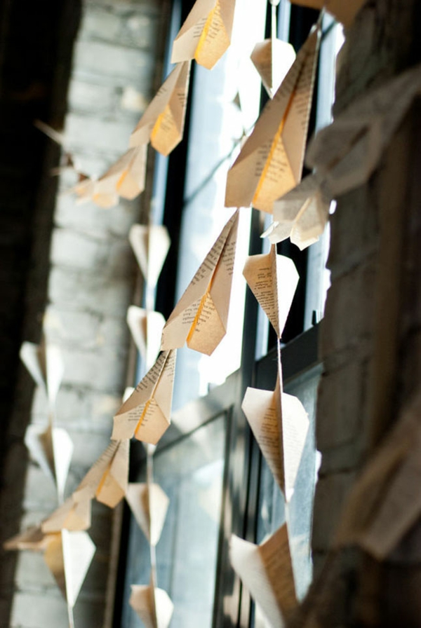 Dekoration mit Büchern papierflieger hängend