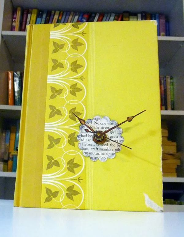 Dekoration mit Büchern uhr gelb umschlag
