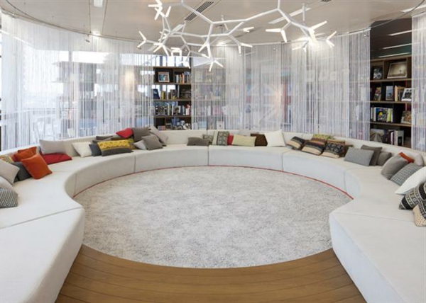 Die Google Zentrale in London innendesign wohnlandschaft kissen weiß auflagen