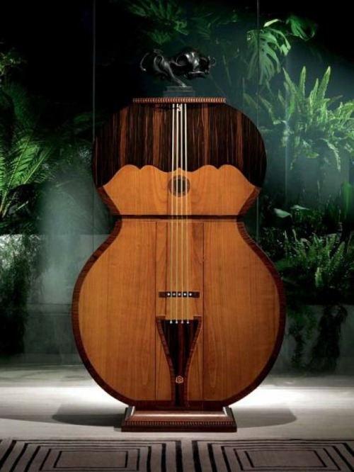 Hausbar in Form von Gitarre kirschholz strings