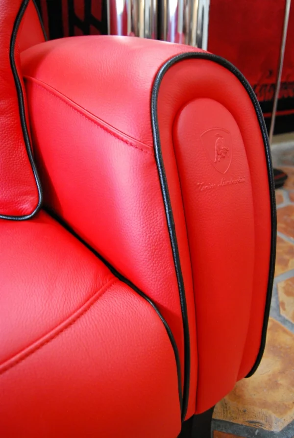Die Montecarlo Möbel und der Imola S Sessel von Tonino Lamborghini rot