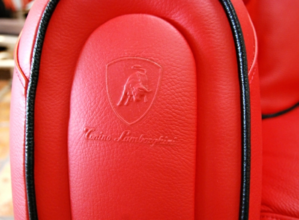 Die Montecarlo Möbel und der Imola S Sessel von Tonino Lamborghini rot 