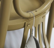 Kleiderbügel aus alten Stühlen von Nikos Tsoumanis