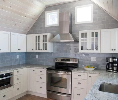 Küchenarbeitsplatte und Küchenrückwand fliesen grau glanzvoll