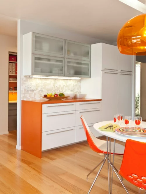 Küchenarbeitsplatte und Küchenrückwand weiß küchenschrank orange