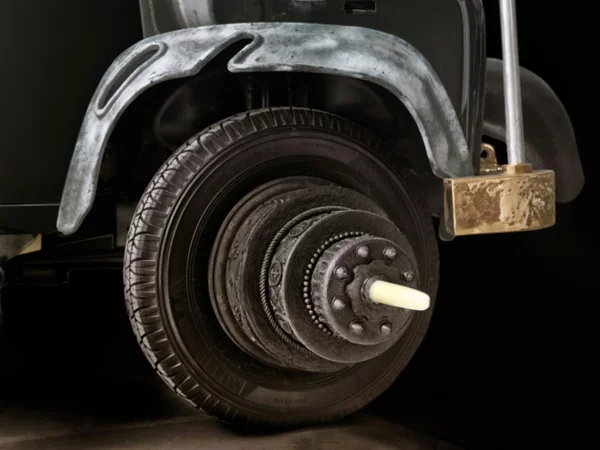 Land Rover von Studio Job kunstwerk rad golden design