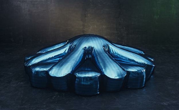 Modernes Sofa in Form einer Blume blau tintenfisch