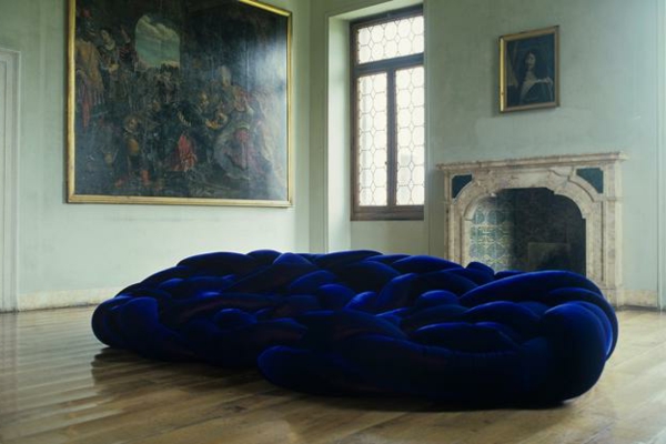 Modernes Sofa in Form einer Blume königsblau samt