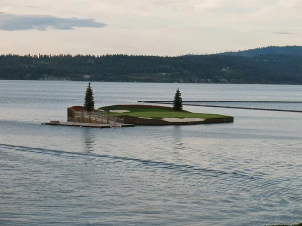 Schwimmender Golfplatz golf spielen idee wasser  gegend