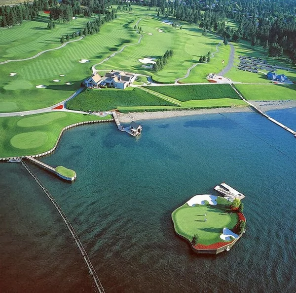 Schwimmender Golfplatz golf spielen idee wasser grün