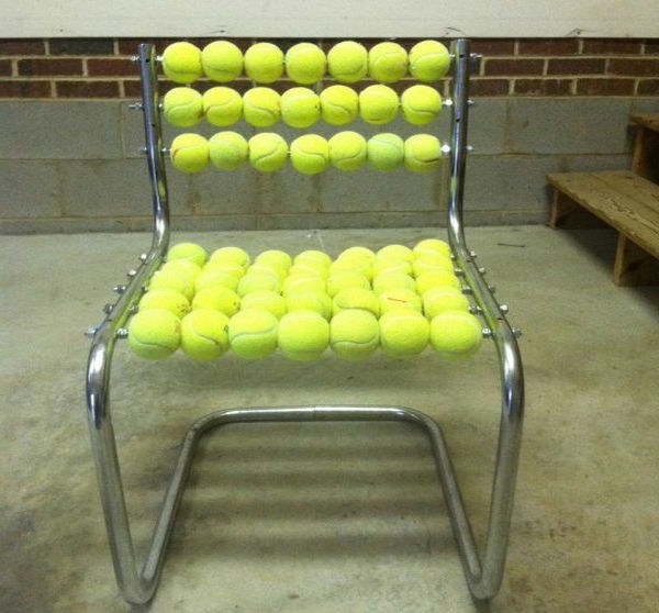 Stuhl Design aus Tennisbällen wiederverwendet stoff