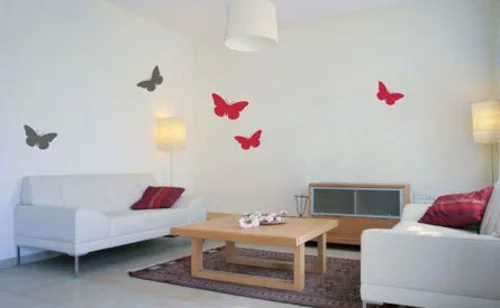 wohnzimmer schmetterlinge rot grau wandgestaltung holz tisch sofa